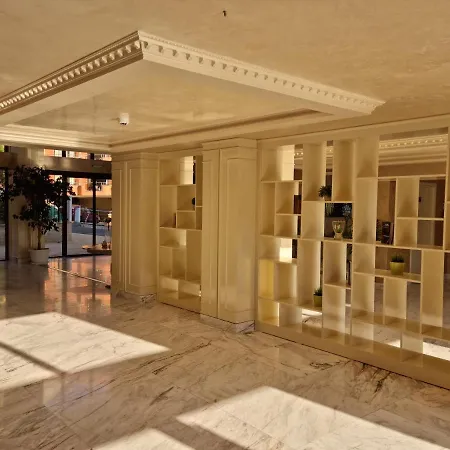 Deluxe Valencia Gardens, 内塞伯尔